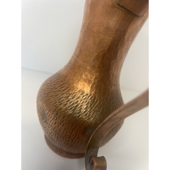 VTG Hand Hammered Copper Pitcher Over 7” Tall scroll handle brutalist style. - Picture 8 of 13
